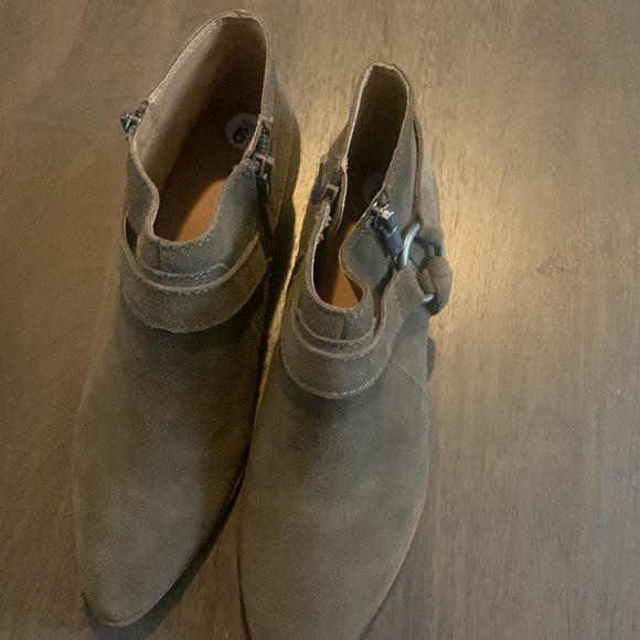 Lucky Brand Enitha Ankle Boot color  Antique Green new without box size 6 - Picture 7 of 12